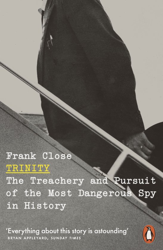 Boek 'TRINITY' door Frank Close. De Verraad en Achtervolging van de Gevaarlijkste Spion in de Geschiedenis. Een man in pak stapt een vliegtuig op.
