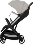 Zwarte buggy met een grijze zonnekap en zitting, een grijze 5-puntsgordel en zwarte wielen.
