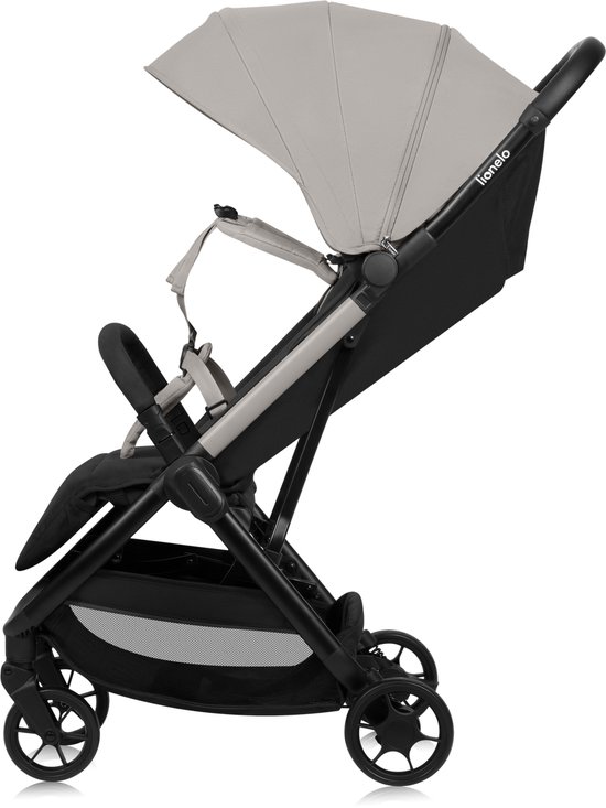 Zwarte buggy met een grijze zonnekap en zitting, een grijze 5-puntsgordel en zwarte wielen.