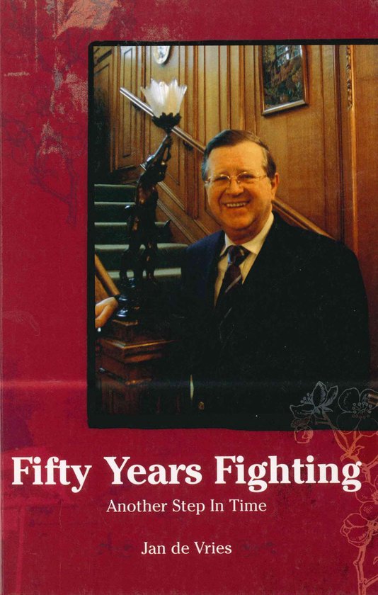Couverture du livre 'Fifty Years Fighting' avec un homme souriant en costume dans un escalier.