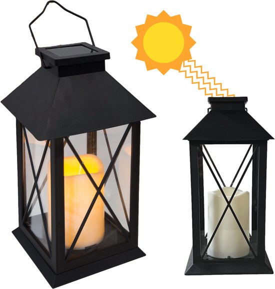 Zwarte lantaarn met een zonnecelpaneel, met een brandende LED-kaars binnenin. Twee lantaarns getoond, een oplaadend met zon.