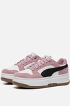 Een paar roze suède Puma sneakers met witte en zwarte accenten, op een witte plateauzool.