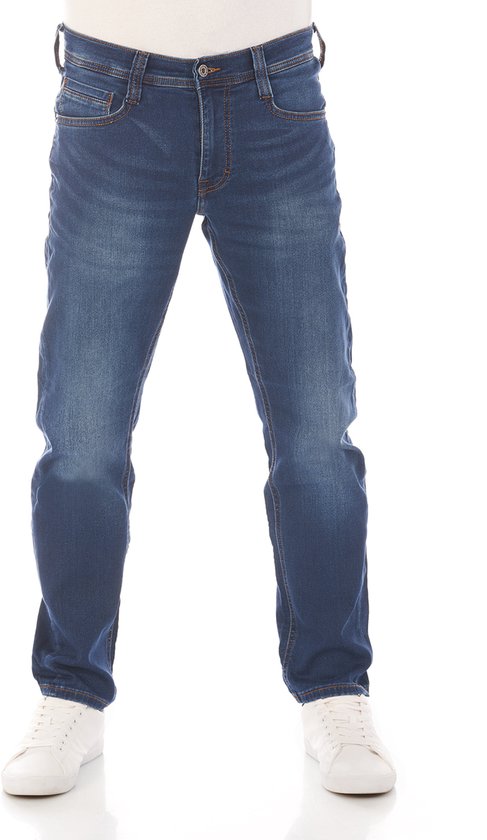 Donkerblauwe jeans van Mustang met oranje stiksels, gedragen door een model met witte sneakers.