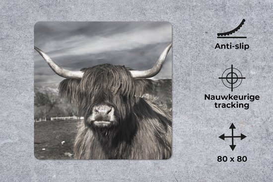Muismat XXL 80x80 cm - Bureau onderlegger - Bureau mat Schotse hooglander - Portret - Zwart - Wit - Dier - Wild - Natuur - Bureaumat - Gaming mousepad xl - Bureaulegger groot - Computer deskmat