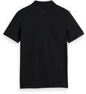 Achterkant van een zwarte poloshirt met korte mouwen.