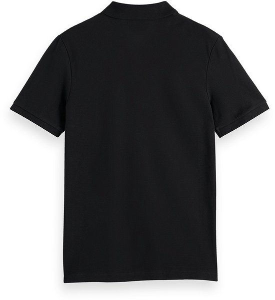 Achterkant van een zwarte poloshirt met korte mouwen.