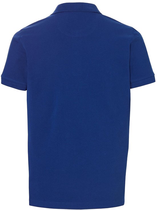 Achterkant van een effen blauw NOMAD poloshirt met korte mouwen.