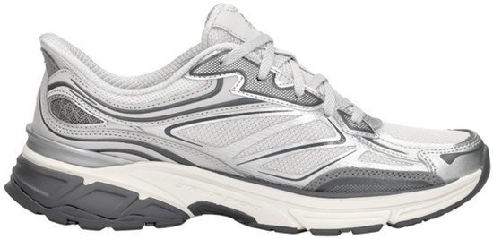 Grijze Skechers sneaker met zilveren en donkergrijze accenten, mesh panelen en een witte en grijze zool.