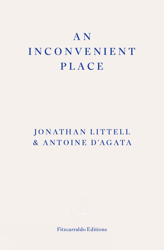 Titelpagina van 'An Inconvenient Place' door Jonathan Littell & Antoine d'Agata. Blauwe tekst op crèmekleurige achtergrond.