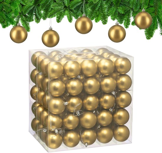 Une grande boîte de boules de Noël dorées mates, décorée de branches de sapin et de boules suspendues.