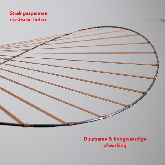 Close-up van koperbruine, strak gespannen elastische linten van een hanglamp.