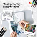 Hand die met een potlood tekent op schetsboek met gebouw, illustraties van stad en kleuren.