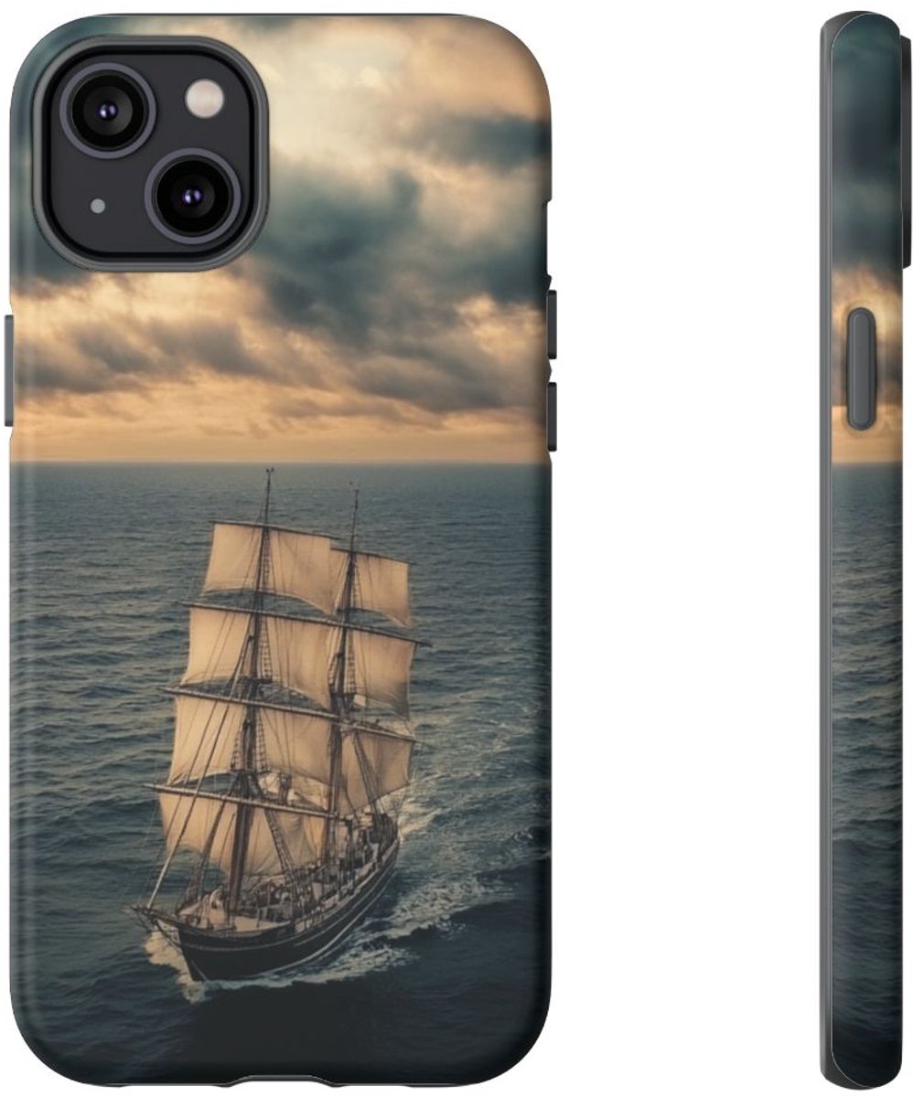 Zeilschip onder Dreigende Luchten – Telefoonhoesje Geschikt voor iPhone 14 Plus