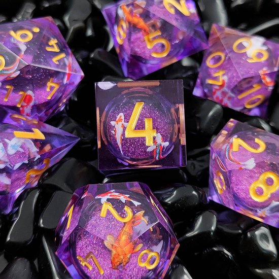 Ensemble de dés Joya Kids® Dungeons and Dragons | Set de Dés DnD Polydice avec Core liquide | Ensemble de dés D&D | Ensemble de 7 pièces en résine | Coffre de rangement de Luxe inclus | Liquid Core Pink avec carpe koï