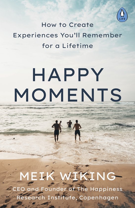 Livre "Happy Moments" de Meik Wiking. Trois hommes entrent dans l'eau sur une plage, avec le texte "How to Create Experiences You'll Remember for a Lifetime" et "HAPPY MOMENTS".