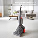Grijze en rode tapijtreiniger, staand model, in een opgeruimd modern interieur.