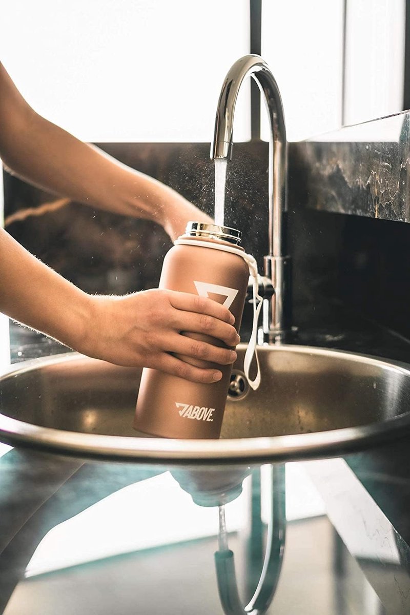 ABOVE. Drinkfles Roestvrij Staal 1L I Extra Drinkdop I Dubbelwandige Thermosfles houdt tot 12H Warm & 24H Koud I 100% BPA Vrij I Robuust en Lekvrij voor Fitness, Sport & Outdoor (Olijf-Rood) thumbnail 6