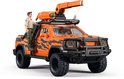 Oranje jungle jeep met tijgerstrepen, kraan en staande bestuurder.