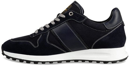 Donkerblauwe PME Legend sneaker met witte stiksels, grijs met witte veters en een witte zool.
