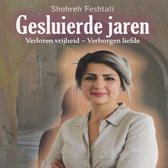 Boekomslag: Gesluierde jaren door Shohreh Feshtali. Een vrouw kijkt naar de camera met een licht lachende gezichtsuitdrukking. De achtergrond is een vervaagd beeld van een oude stad.