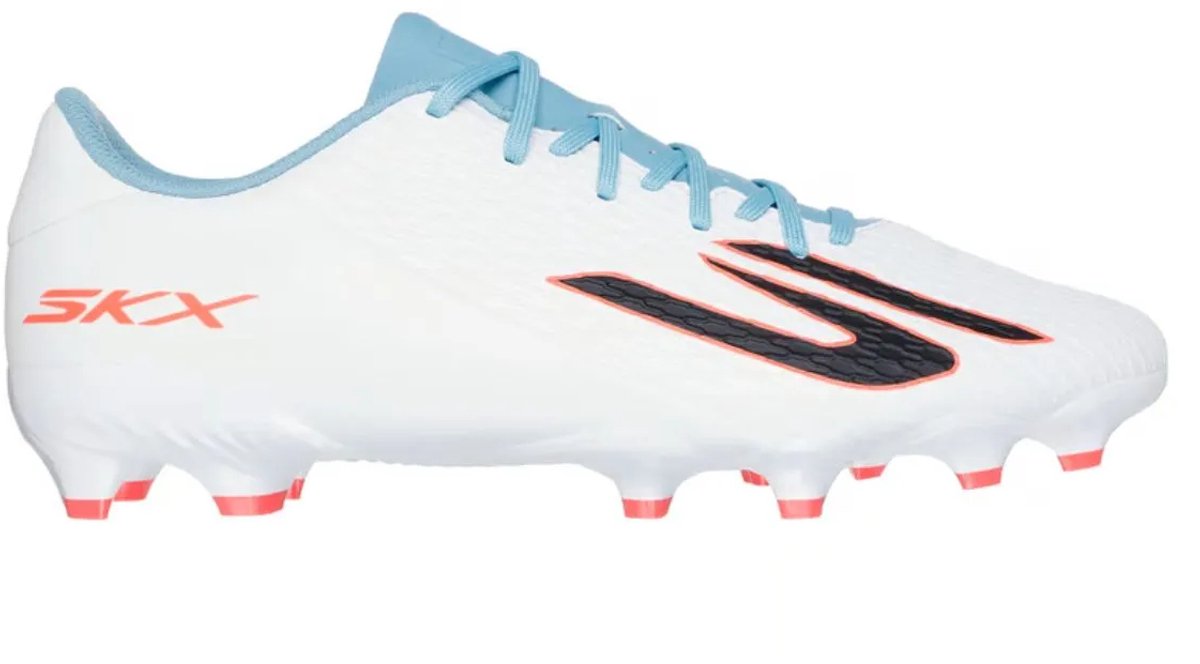 Skechers Club Mg voetbalschoenen in wit met blauwe en zwarte accenten, ontworpen voor comfort en precisie op het veld.