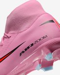 Roze voetbalschoen, detail van 'AIR ZOOM' en swoosh, met lichtblauwe noppen.