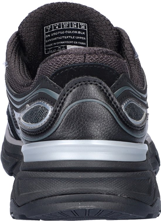 Achterkant van een zwarte Skechers sneaker met zilverkleurige accenten.