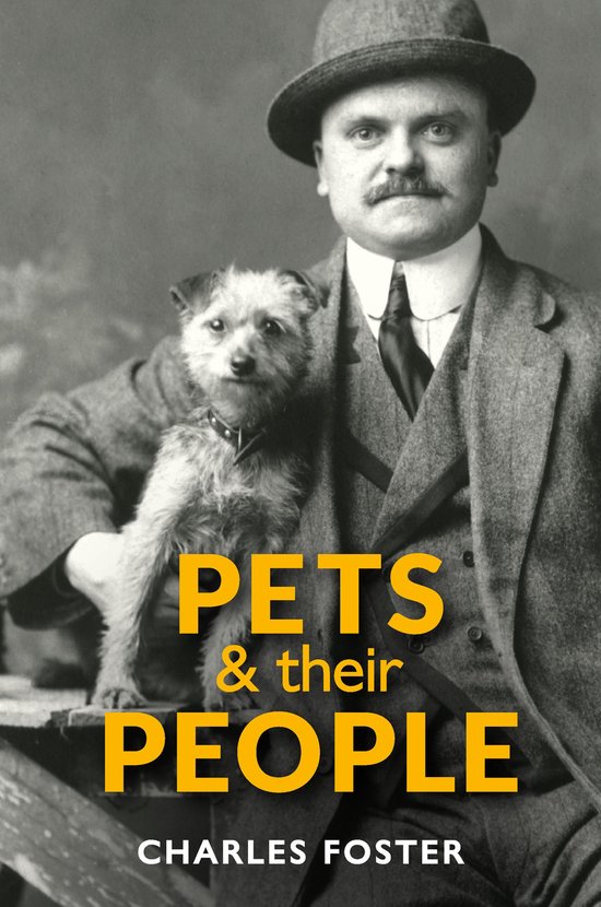 Een man met snor en hoed houdt een kleine hond vast. De tekst op de kaft luidt: PETS & their PEOPLE CHARLES FOSTER.