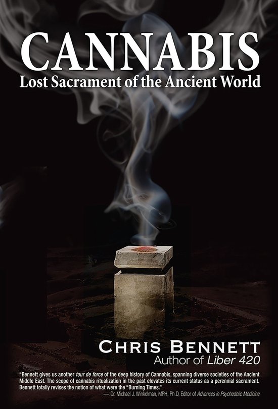 Boekomslag met de titel 'CANNABIS: Lost Sacrament of the Ancient World' door Chris Bennett, met rook die opstijgt uit een oud altaar.