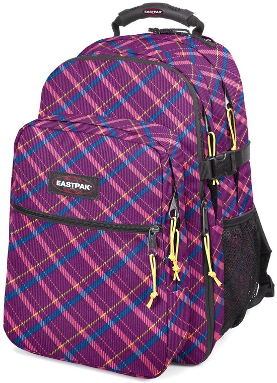 Paarse Eastpak rugzak met roze, gele en blauwe ruiten.
