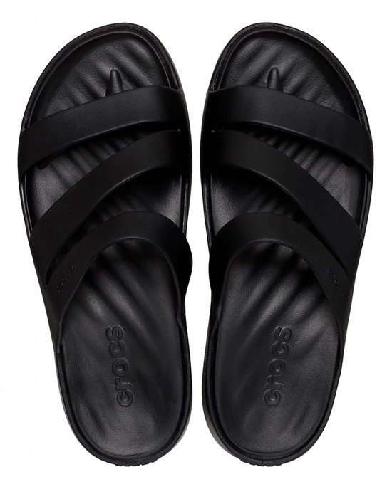 Une paire de sandales noires Crocs avec brides rayées et nervures.