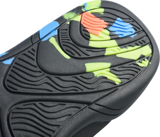 Zwarte zool van een waterschoen met een kleurrijk, abstract patroon in groen, blauw en oranje.