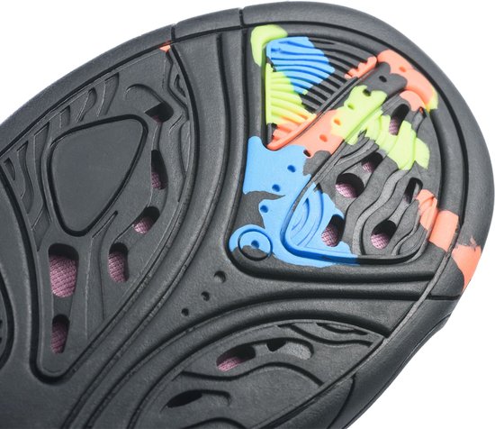Zwarte zool van een waterschoen met een camouflage-achtig patroon in blauw, groen, oranje en roze.