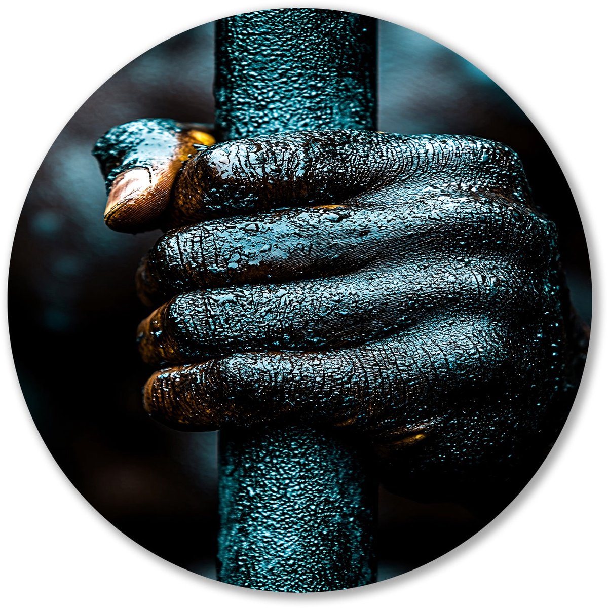 Hand houdt metalen stang vast - Kracht wanddecoratie rond - Ronde muurdecoratie hand - Hyperrealisme - Schilderij op Forex rond - Metalen wanddecoratie - muurcirkel forex 50x50 cm