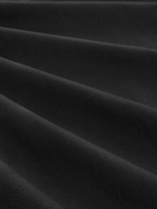 Gedetailleerde close-up van zwarte stof met zichtbare plooien en textuur.