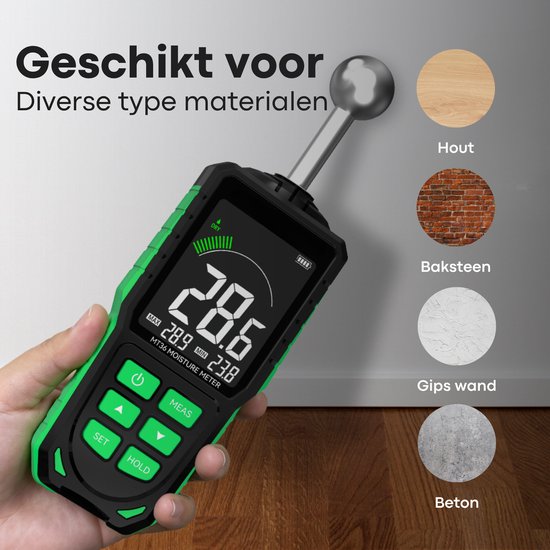 Membeli vochtmeter in een hand, toont metingen voor hout, baksteen, gips en beton.