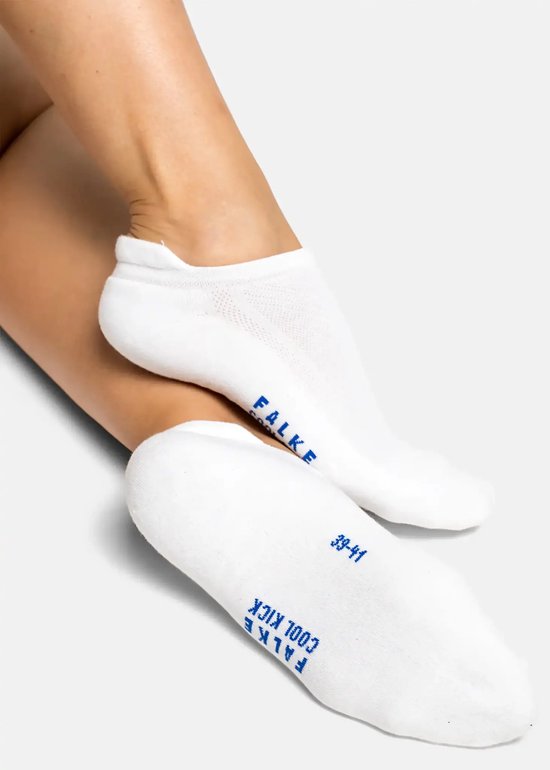 Damesbenen met witte Falke sokken "FALKE COOL KICK" en maat "39-41".