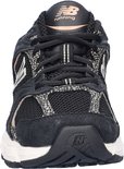 Voorkant zwarte New Balance sneaker, mesh met luipaardprint, beige logo.