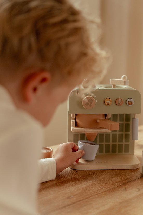 Kindje maakt koffie met een houten koffiezetapparaat in lichtgroen met houten details.