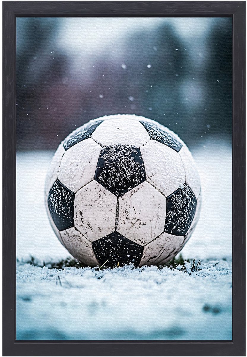 Voetbal in winterse sfeer - Voetbal schilderijen canvas - Schilderijen canvas bal - Hyperrealisme - Canvas schilderij met frame - Woondecoratie - canvas met baklijst 100x150 cm