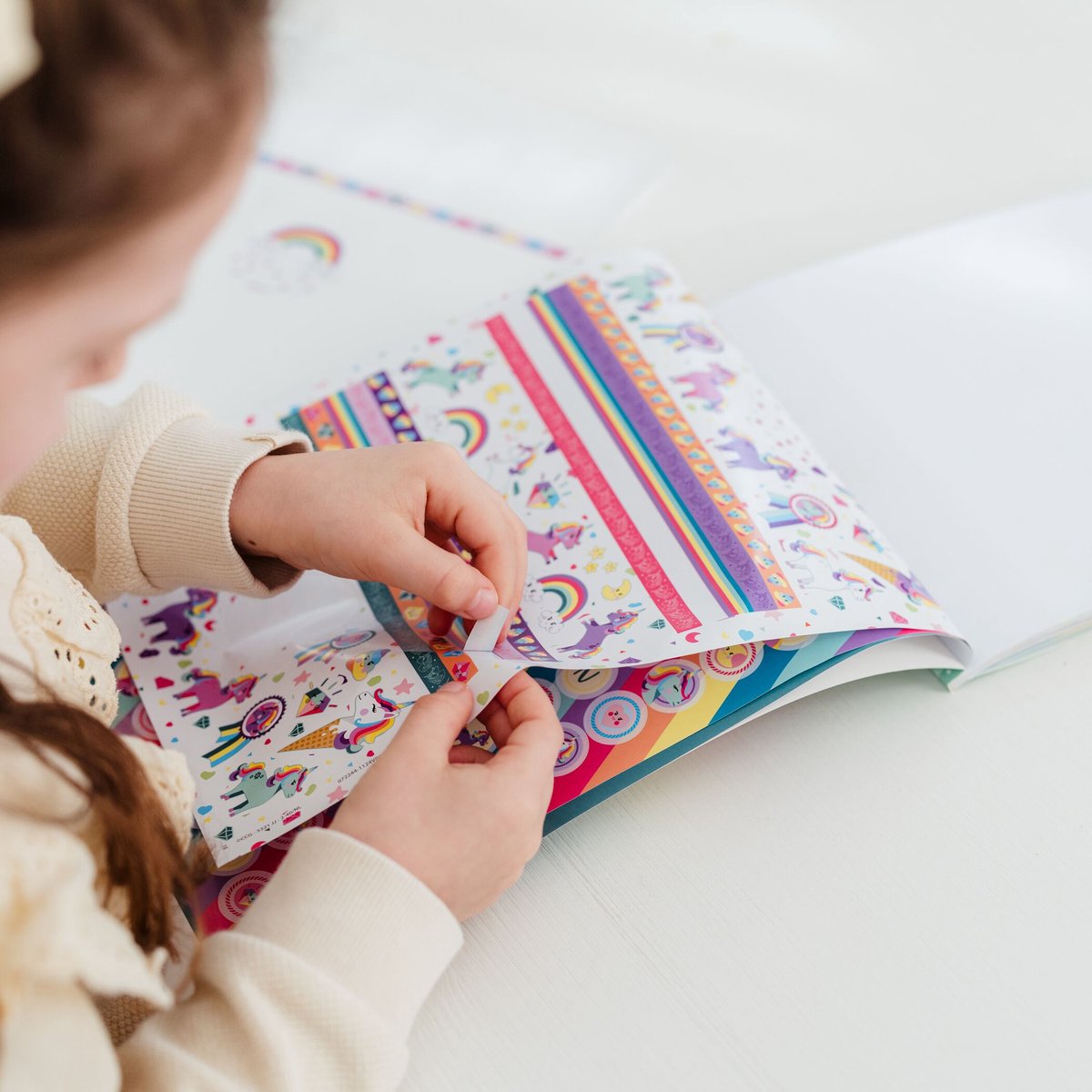 Totum Unicorn A4 sticker boek 1000 stickers - 20 pagina's met unicorn thema - speelgoed knutselen stickeren - vanaf 3 jaar — afbeelding 11