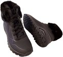 Zwarte Skechers sneakers met veters, bontkraag en zichtbare luchtkussenzool.