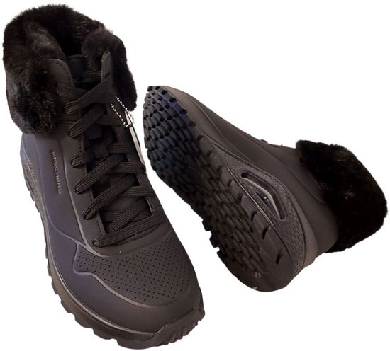 Zwarte Skechers sneakers met veters, bontkraag en zichtbare luchtkussenzool.