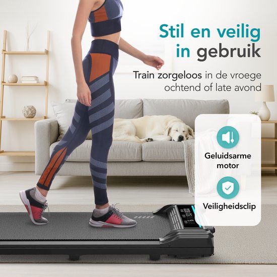 Vrouw loopt op loopband in woonkamer, hond slaapt op bank. "Geluidsarme motor" & "Veiligheidsclip".