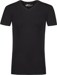 Zwarte t-shirt met v-hals en korte mouwen.