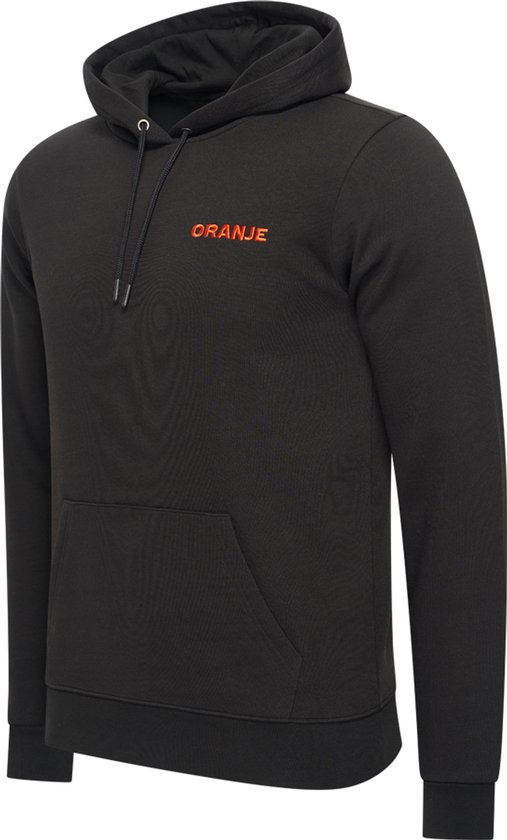 Zwarte hoodie met oranje 'ORANJE' opdruk links op de borst, driekwart profiel.