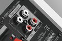 Achterkant van de R1280T multimedia speaker met ingangen voor L, R, PC en AUX.