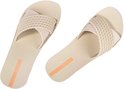 Beige Ipanema slippers met gevlochten band en oranje logo.