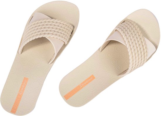 Beige Ipanema slippers met gevlochten band en oranje logo.