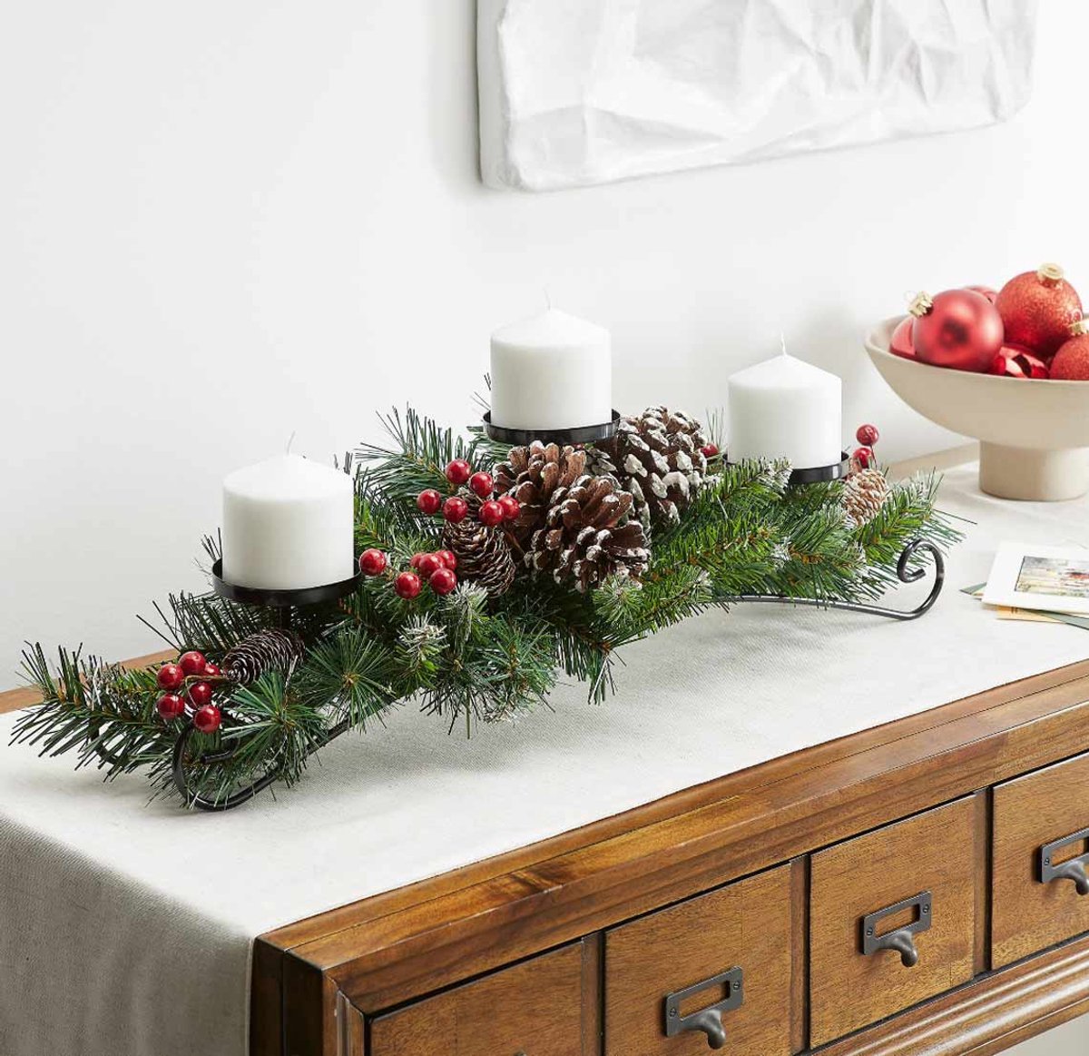 Kerst Tafeldecoratie met 3 Kandelaars – kerst Kaarsenhouder 45 cm –kerst Kandelaars- Waxinelichtjeshouder - Met Dennentakken, Rode Bessen en Dennenappels – Kerst Centerpiece voor Tafel of Haard – foto 7